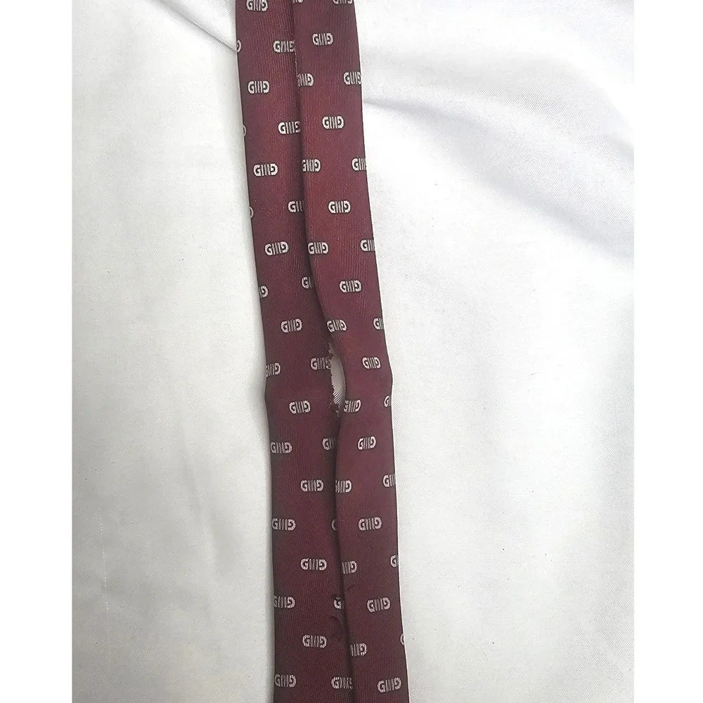 VTG Gucci Mens Silk Tie Burgundy Red GG Logo Crest Pattern Made in Italy